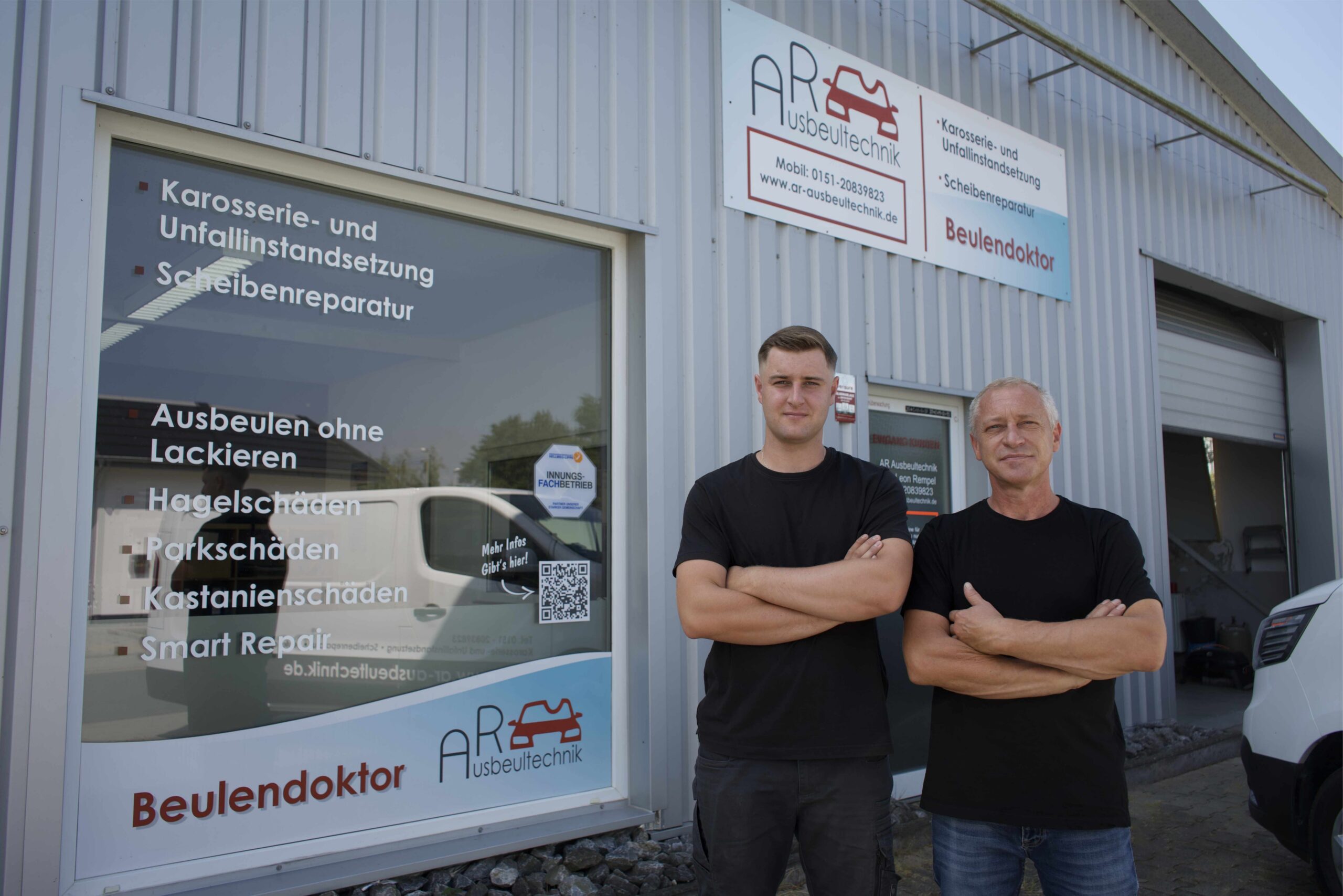 Vater und Sohn vor dem Betrieb der AR Ausbeultechnik